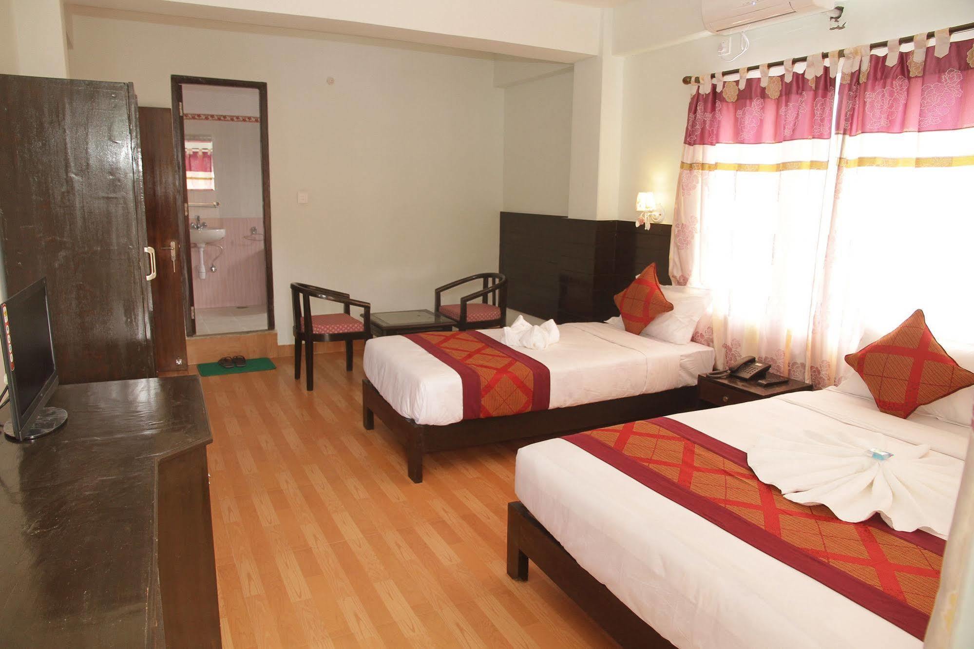 Hotel Center Lake Похара Екстериор снимка